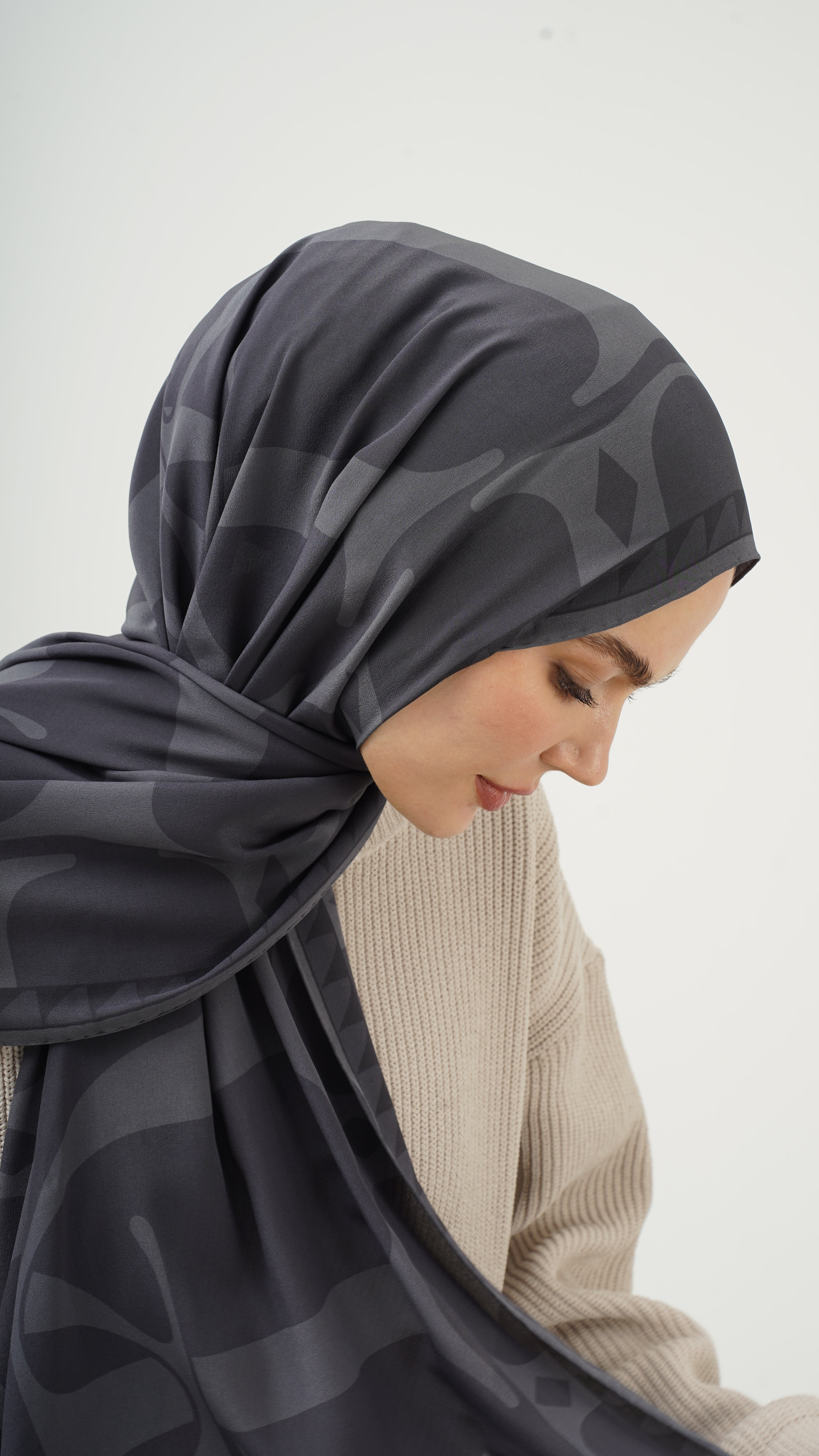 Gölge Antrasit Monogram Krep İpek Şal 73x193