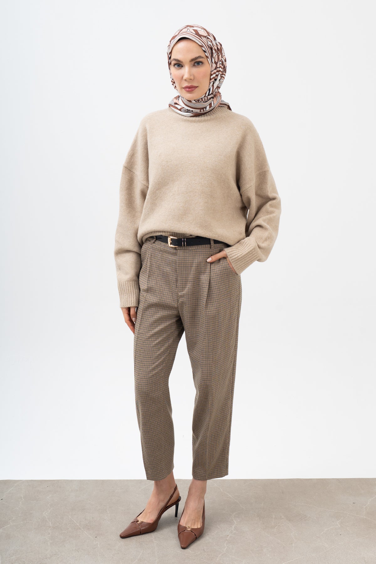 Koleksiyon­er Karamel Monogram Twill İpek Eşarp 90×90