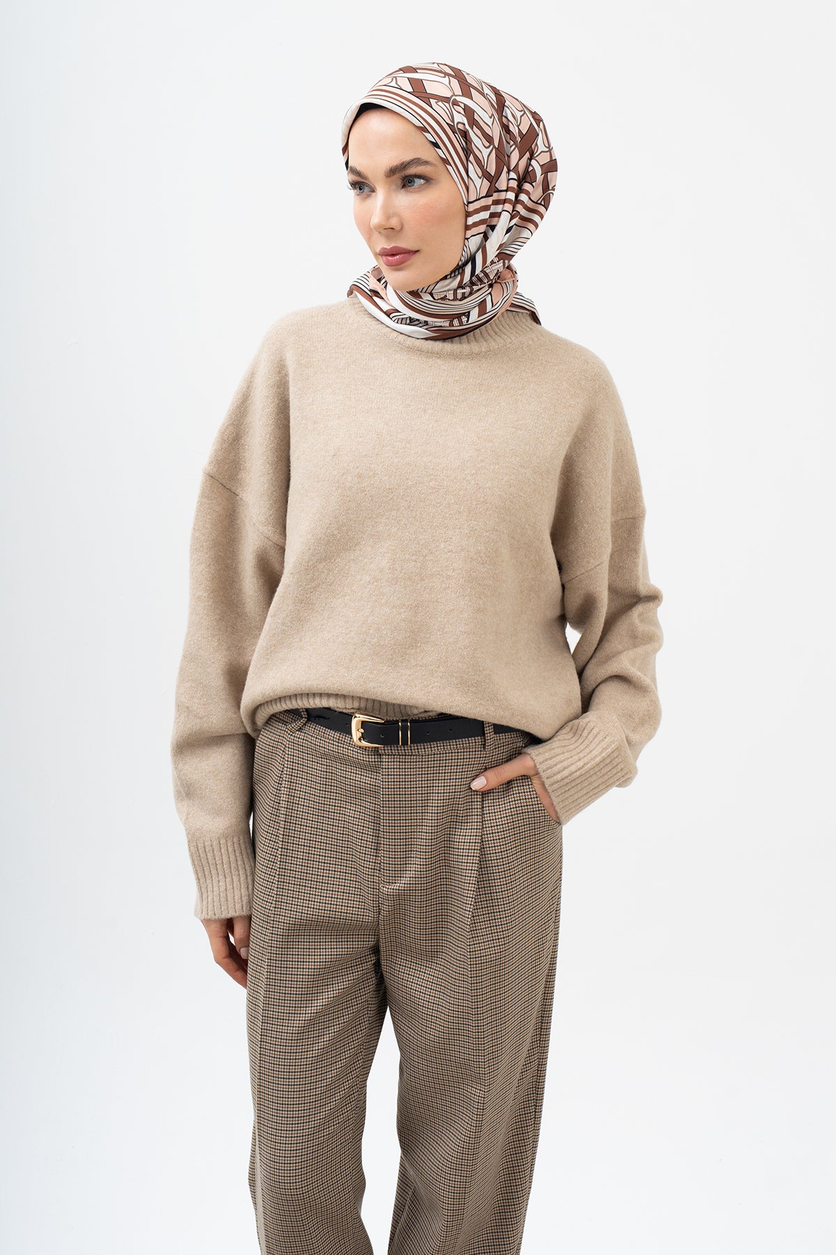 Koleksiyon­er Karamel Monogram Twill İpek Eşarp 90×90