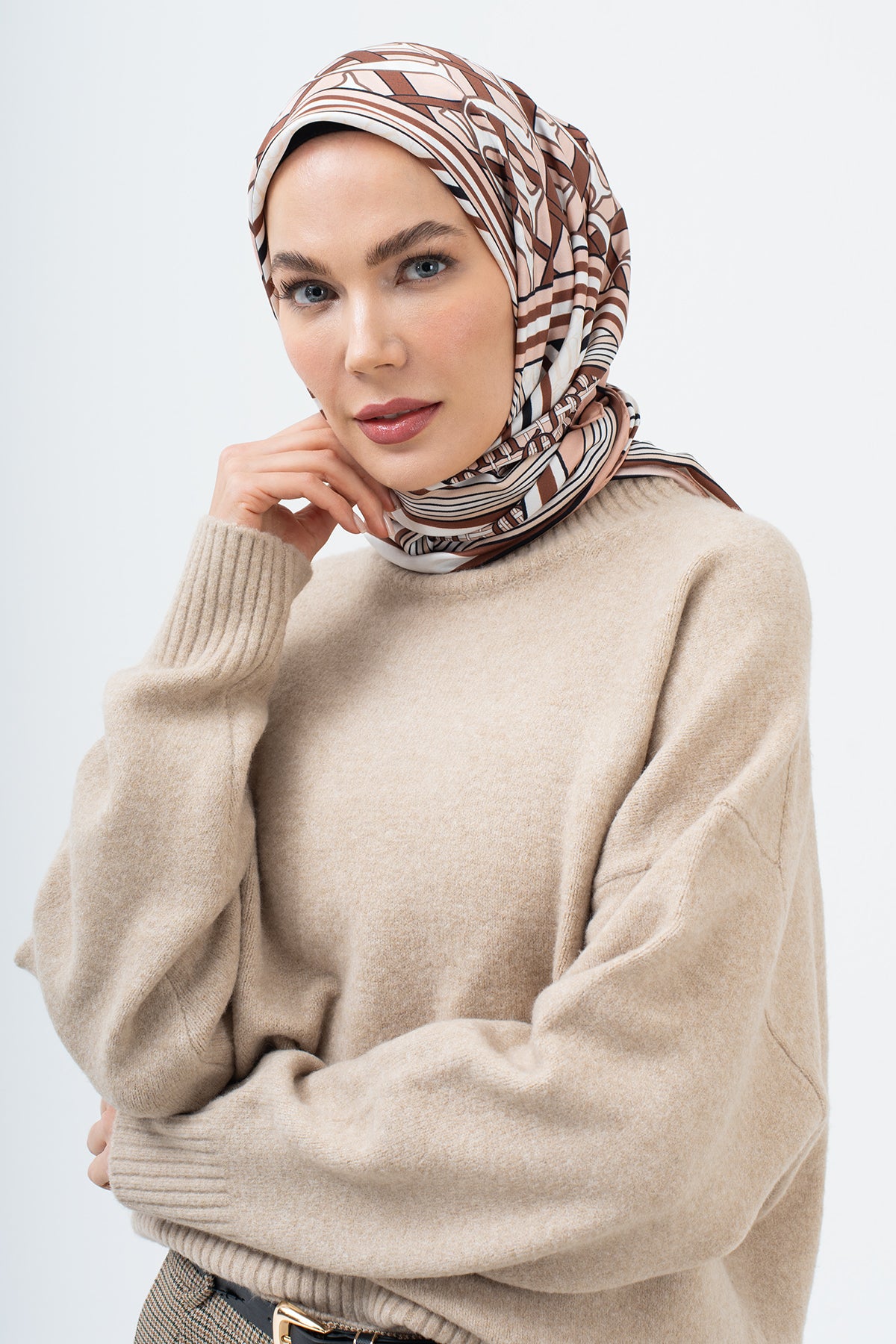 Koleksiyon­er Karamel Monogram Twill İpek Eşarp 90×90