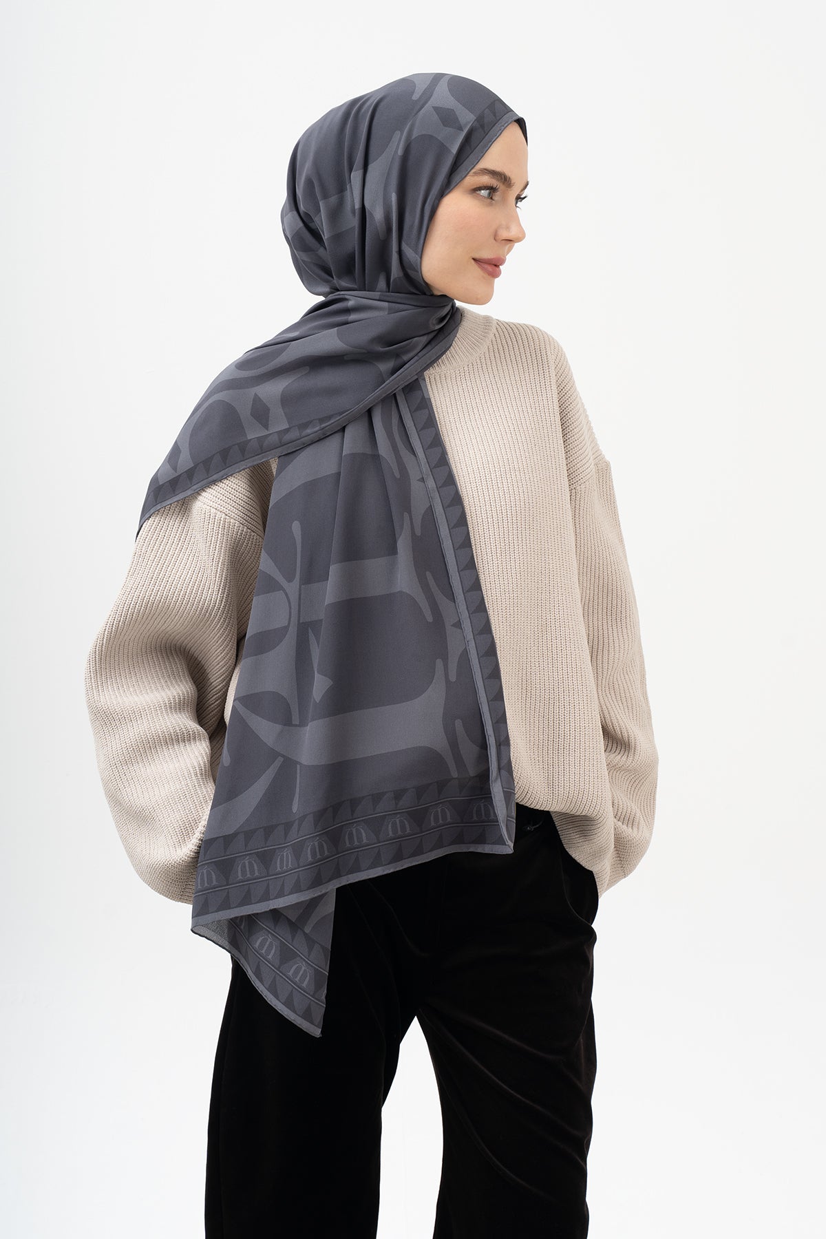 Gölge Antrasit Monogram Krep İpek Şal 73x193