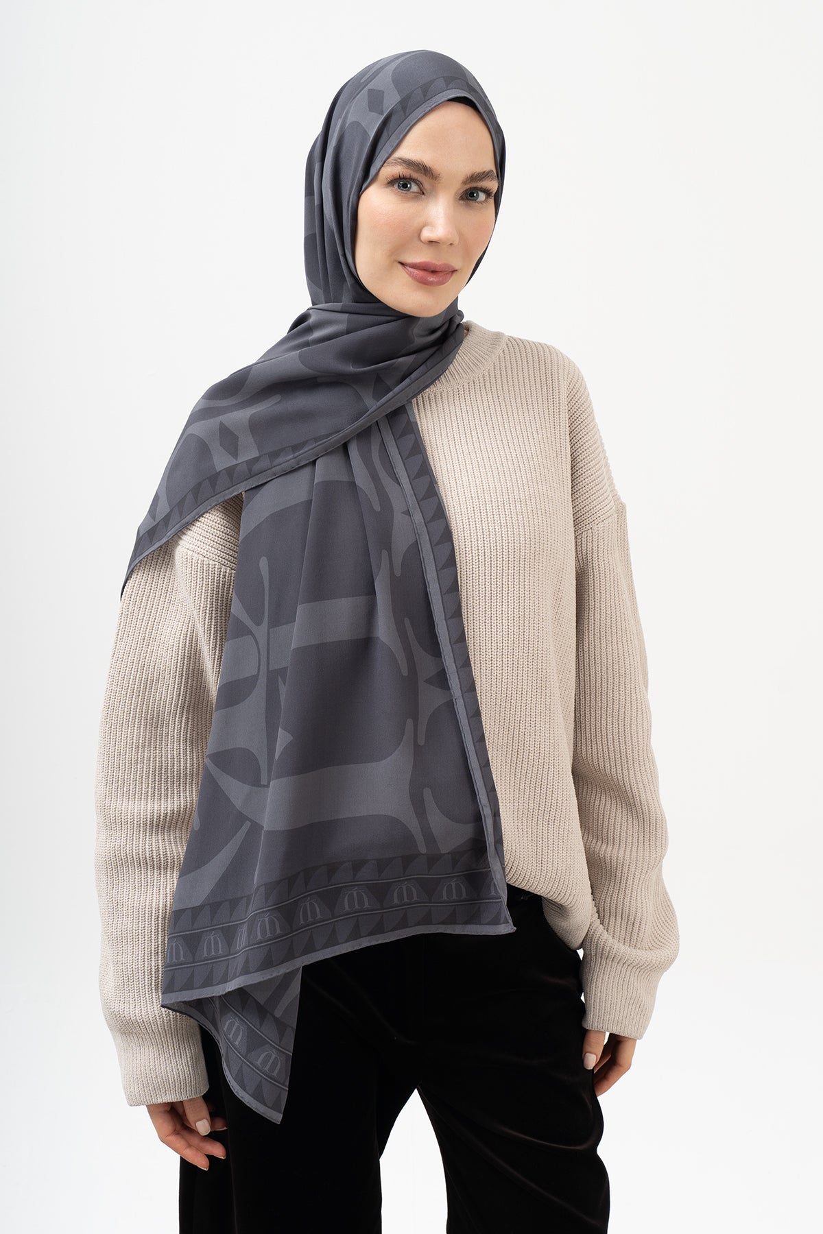 Gölge Antrasit Monogram Krep İpek Şal 73x193