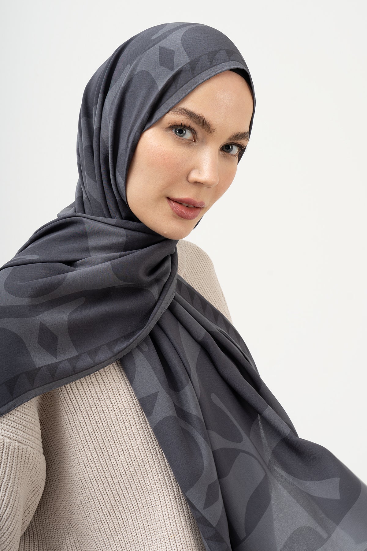 Gölge Antrasit Monogram Krep İpek Şal 73x193