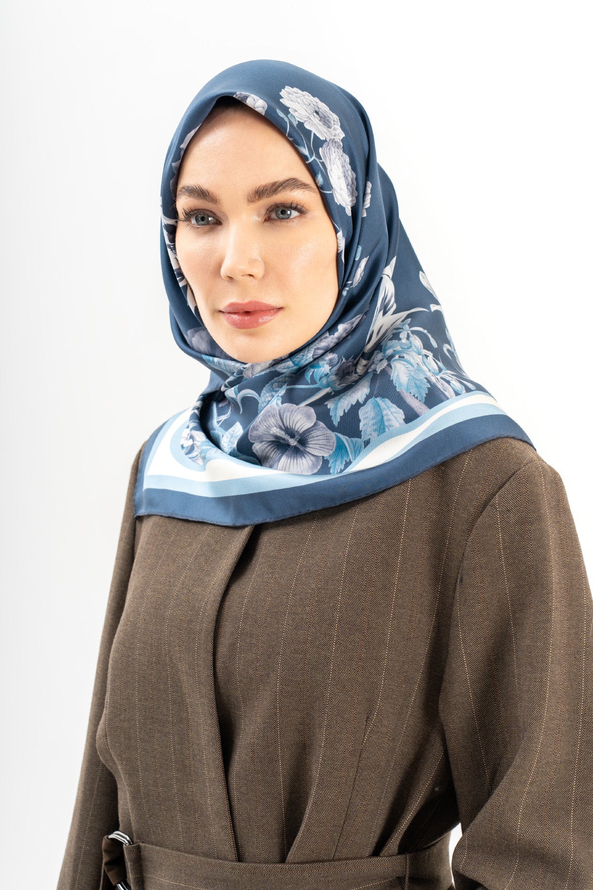 Mavi Bahçe Çiçek Twill İpek Eşarp 90×90